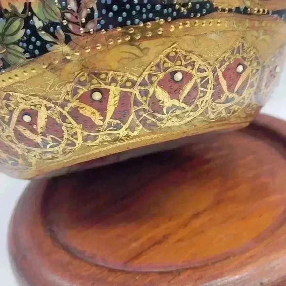 COPY - Beautiful Large Porcelain Satsuma Stamped Egg, Wooden stand Geisha Gilt … - Picture 8 of 14